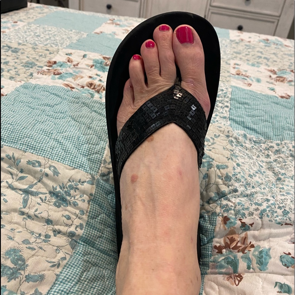 Woman’s Yellow Box - black sandals- size 9